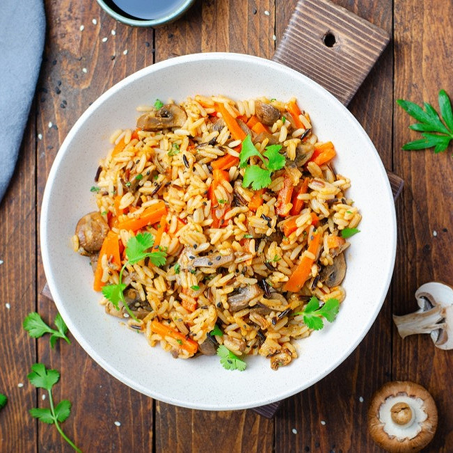 Bol de riz sauvage aux légumes de saison rôtis