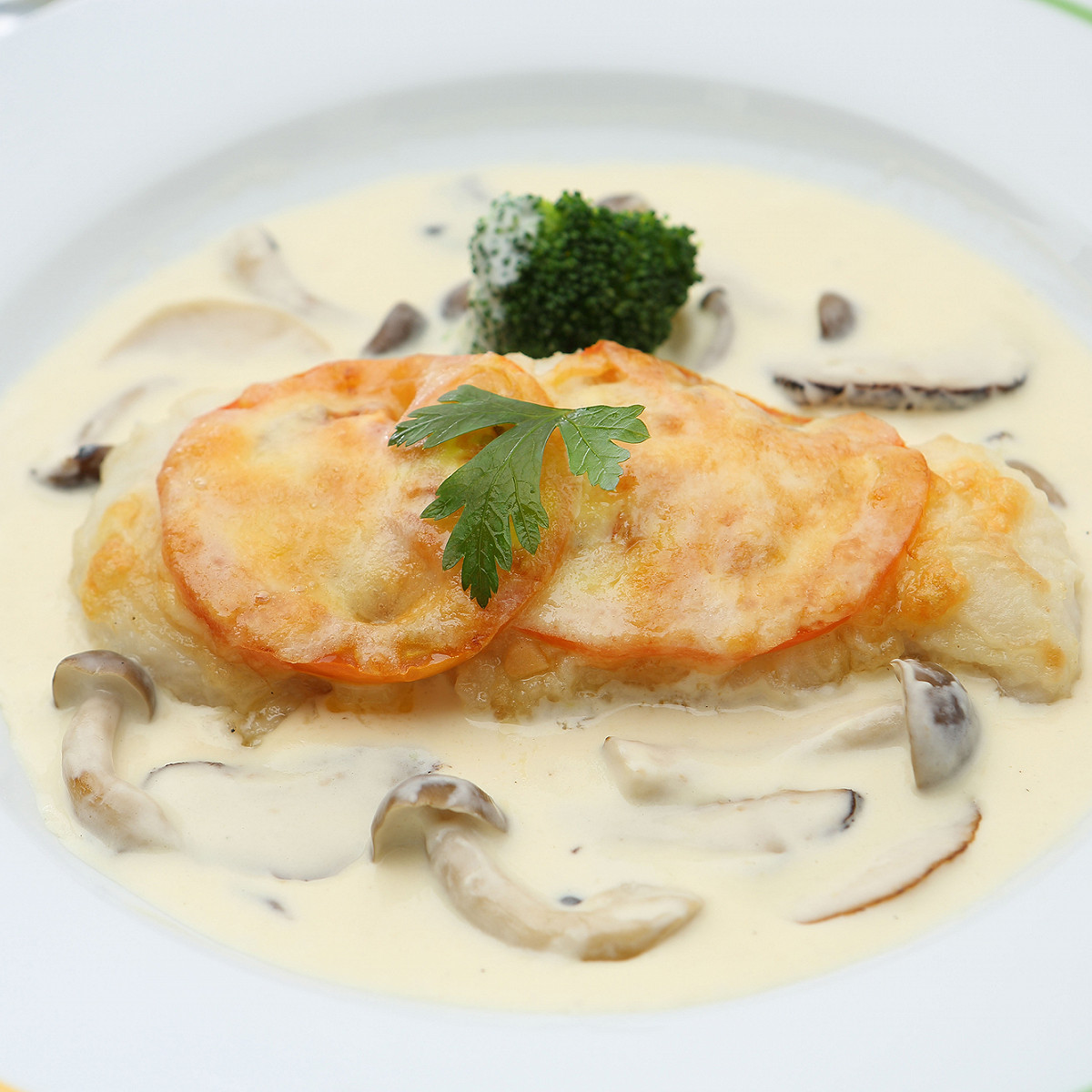 Cabillaud et sauce aux champignons et vin blanc