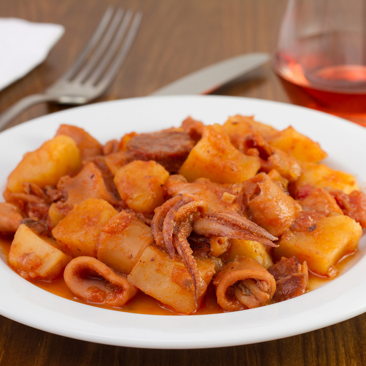 Anneaux d'encornets en sauce et aux pommes de terre