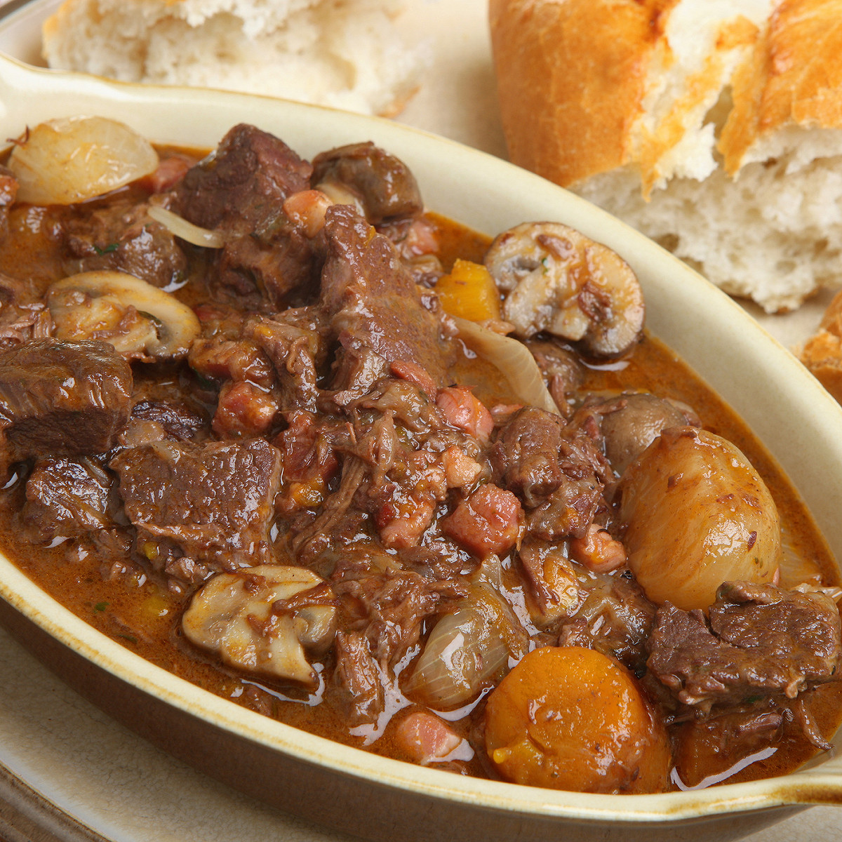 Boeuf aux champignons, carottes et vin rouge