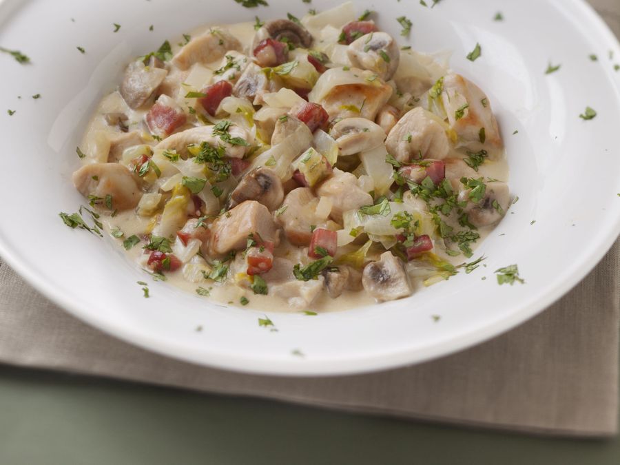 Blanc de poulet aux endives, champignons et lardons