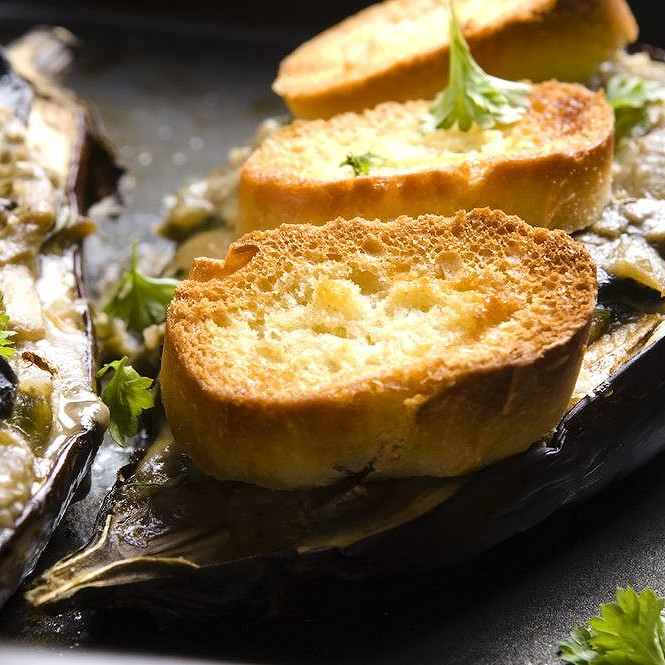 Aubergines farcies aux olives noires