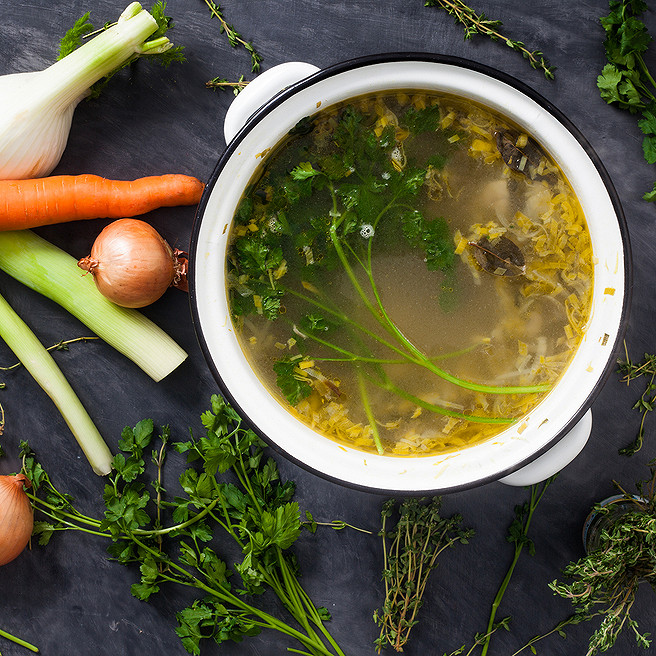 Bouillon detox aux légumes verts